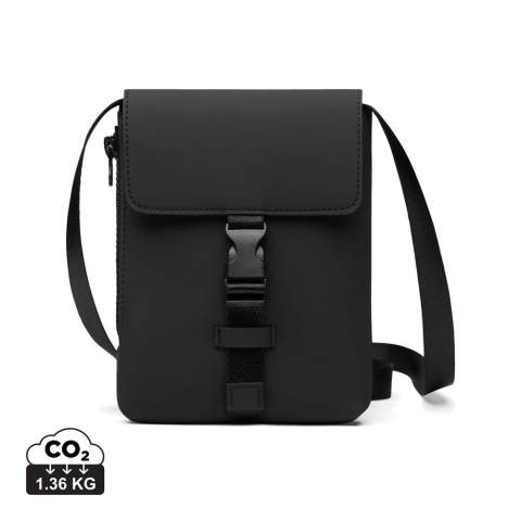 Le sac pour vos affaires essentielles. Idéal pour les voyages, la vie urbaine ou les promenades décontractées. Il est doté d'une ouverture latérale zippée pratique pour un accès facile, ainsi que d'une petite poche intérieure, parfaite pour ranger vos cartes ou vos clés. La bandoulière réglable offre un transport flexible et confortable. Certifié par RCS (Recycled Claim Standard), la certification RCS garantit que l'ensemble de la chaîne d'approvisionnement des matériaux recyclés est certifié. La teneur totale en matériaux recyclés est calculée sur la base du poids total du produit. Ce produit contient 16 % de polyester recyclé certifié RCS.