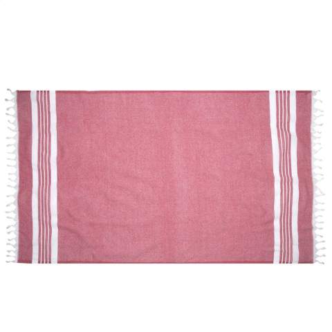 Ein multifunktionales Hamam-Handtuch von Oxious. Hergestellt aus 50% OEKO-TEX® zertifizierter Baumwolle und 50% recycelten industriellen Textilabfällen (140 g/m²). Promo ist ein wunderbar weiches und stylisches Tuch mit weißem Streifenmuster. Schön als Schal, Kleid auf der Couch, luxuriöses (Hamam-) Tuch oder Handtuch. Das Tuch ist handgefertigt.      Diese schönen, weichen Tücher werden von einheimischen Frauen in einem kleinen Dorf in der Türkei hergestellt. Sie arbeiten dort in einem sozialen Kontext mit Raum für Wachstum und Entwicklung. Die Tücher werden mit Liebe und Sorgfalt für die Umwelt handgefertigt. Mit einem Produkt aus der Oxious-Kollektion kann purer Genuss beginnen. Optional: Einzeln in einem Umschlag  und/oder mit einer Banderole aus Kraftpapier geliefert.