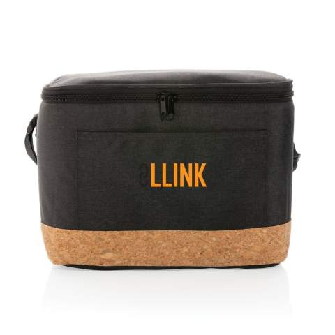 Sac isotherme Impact AWARE™ XL rPET two tone avec détail en liège, extérieur est fait de polyester recyclé à 50 % et la doublure est en PEVA. Ouverture large, vous pouvez facilement tout emballer, de vos boissons et collations préférées à un déjeuner plus important. Le sac isotherme peut contenir jusqu'à 12 canettes. L'extérieur est avec le traceur AWARE™ qui valide l'utilisation authentique de matériaux recyclés. Chaque sac a réutilisé 7,1 bouteilles PET de 0,5 litre. 2% des recettes de chaque produit Impact vendu seront reversés à Water.org.<br /><br />PVC free: true