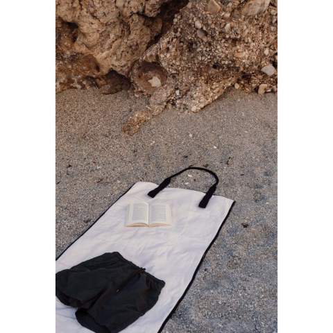 Allez à la plage avec style et confort grâce à ce tapis de plage élégant. Fabriqué en toile recyclée de 340 g/m². Le tapis de plage est équipé d'une poignée pratique pour le rouler et le transporter facilement, et d'une poche. Parfait pour ranger vos affaires de plage. Le tapis est légèrement rembourré pour plus de confort. La toile n'est ni teintée ni blanchie, ce qui élimine l'impact des produits chimiques sur l'environnement. Fabriqué à partir de matériaux 100 % recyclés, ce sac renforce notre engagement en faveur d'un approvisionnement responsable. Il est doté de la technologie de traçage AWARE™, qui valide l'utilisation authentique de matériaux recyclés. 2 % des recettes de chaque produit vendu seront reversés à Water.org.