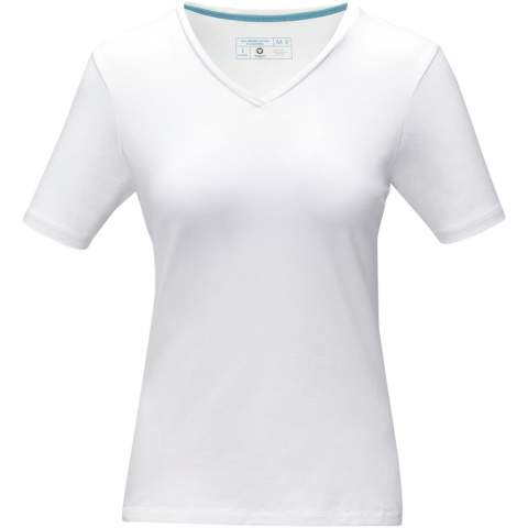 The Kawartha short sleeve women's GOTS organic V-neck t-shirt is a stylish and sustainable choice. Made from 95% GOTS certified organic cotton, with a fabric weight of 200 g/m², this t-shirt is not only good for the environment, but also soft and comfortable to wear. The 5% elastane ensures a soft and stretchy fit. With its V-neck and short sleeves this t-shirt is both sustainable and modern. GOTS certification ensures a 100% certified supply chain from raw material to our printing techniques, making this garment an eco-friendly choice.