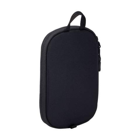 Kompaktes Etui aus Nylon/Polyester der Marke Thule. Ideal zum Aufbewahren und Transportieren von Kabeln, Ladegeräten und anderen kleinen Accessoires. Das Etui hat auch Platz für persönliche Gegenstände wie Reisepass, Führerschein oder Schlüssel. Es ist mit einem robusten Reißverschluss und verschiedenen Staufächern ausgestattet. Passt problemlos in eine Tasche oder einen Rucksack, perfekt für unterwegs.