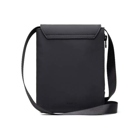Le sac pour vos affaires essentielles. Idéal pour les voyages, la vie urbaine ou les promenades décontractées. Il est doté d'une ouverture latérale zippée pratique pour un accès facile, ainsi que d'une petite poche intérieure, parfaite pour ranger vos cartes ou vos clés. La bandoulière réglable offre un transport flexible et confortable. Certifié par RCS (Recycled Claim Standard), la certification RCS garantit que l'ensemble de la chaîne d'approvisionnement des matériaux recyclés est certifié. La teneur totale en matériaux recyclés est calculée sur la base du poids total du produit. Ce produit contient 16 % de polyester recyclé certifié RCS.