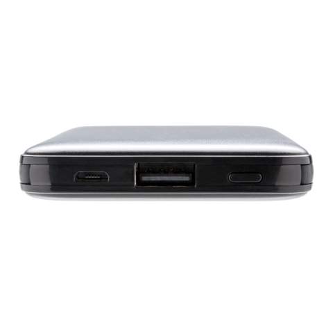 Compacte en platte 5.000 mAh powerbank gemaakt van ABS die gemakkelijk overal mee naartoe te nemen is. Met de 3 in 1 geïntegreerde TPE-kabels is de powerbank compatibel met alle mobiele apparaten die op de markt zijn en direct klaar voor gebruik. Als deze volledig is opgeladen, beschikt u over voldoende energie om uw mobiele telefoon maximaal drie keer op te laden. De powerbank bevat een 5.000 mAh grade-A high density lithiumpolymeerbatterij met een lange levensduur. De lichtindicators geven het resterende energieniveau aan, zodat u altijd weet wanneer u het apparaat opnieuw moet opladen. Input 5V/2A Output 5V/2A.<br /><br />PowerbankCapacity: 5000
