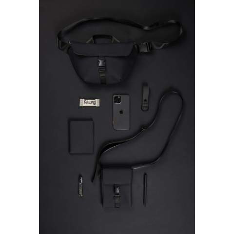 Le sac pour vos affaires essentielles. Idéal pour les voyages, la vie urbaine ou les promenades décontractées. Il est doté d'une ouverture latérale zippée pratique pour un accès facile, ainsi que d'une petite poche intérieure, parfaite pour ranger vos cartes ou vos clés. La bandoulière réglable offre un transport flexible et confortable. Certifié par RCS (Recycled Claim Standard), la certification RCS garantit que l'ensemble de la chaîne d'approvisionnement des matériaux recyclés est certifié. La teneur totale en matériaux recyclés est calculée sur la base du poids total du produit. Ce produit contient 16 % de polyester recyclé certifié RCS.