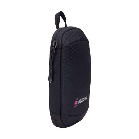 Kompaktes Etui aus Nylon/Polyester der Marke Thule. Ideal zum Aufbewahren und Transportieren von Kabeln, Ladegeräten und anderen kleinen Accessoires. Das Etui hat auch Platz für persönliche Gegenstände wie Reisepass, Führerschein oder Schlüssel. Es ist mit einem robusten Reißverschluss und verschiedenen Staufächern ausgestattet. Passt problemlos in eine Tasche oder einen Rucksack, perfekt für unterwegs.