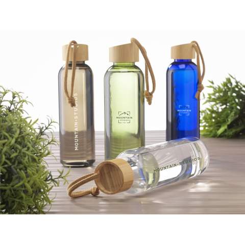 WoW! Bouteille d'eau réutilisable et recyclée. Le corps est composé à 100% de RPET. Avec bouchon à vis étanche en bambou auquel est fixé un cordon de transport pratique. Le design fin est particulièrement agréable à tenir. Ne passe pas au lave-vaisselle. Certifié GRS. Matière recyclée totale : 73%. Capacité 700 ml.