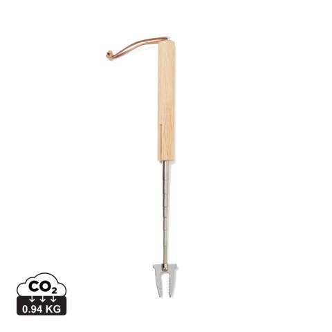 De grillspies is perfect voor gebruik boven een open vuur. De grillspies kan worden uitgeschoven door middel van een uitschuifbare handgreep. Prikvork en houten handvat. De weerhaken van de vork zijn zo ontworpen dat wat u grilt stevig vastzit aan de stok, zodat er geen voedsel in de grill of het vuur kan komen. Praktisch lederen koord om op te hangen. Uitgeschoven lengte: ca. 70 cm.