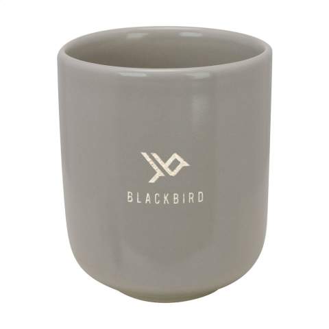 Grande tasse en céramique robuste et de haute qualité sans anse. Cette tasse pratique a un design intemporel, est confortable à tenir et est fournie avec une finition semi-mate. Lavable au lave-vaisselle. Capacité 350 ml. L'impression ne craint pas le lave-vaisselle et est certifiée EN 12875-2. Chaque article est fourni dans une boite individuelle en papier kraft marron.