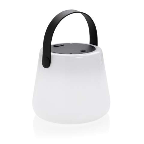 Lampe de table à LED en ABS recyclé certifié RCS, avec une batterie de 1200 mAh et panneau solaire. Contenu recyclé total : 71% sur la base du poids total de l'article. La certification RCS garantit une chaîne d'approvisionnement entièrement certifiée pour les matériaux recyclés.  Il suffit de la recharger via votre prise USB et le port de type C intégré. Câble de charge de 80 cm inclus. Temps de charge par câble : 3 heures. 10 heures en plein soleil permettent de travailler pendant 3 à 4 heures. Durée de fonctionnement à pleine charge : 20 heures. Étanchéité IPX 4.<br /><br />Lightsource: LED<br />LightsourceQty: 1<br />PVC free: true