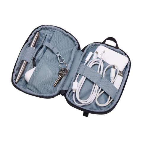 Kompaktes Etui aus Nylon/Polyester der Marke Thule. Ideal zum Aufbewahren und Transportieren von Kabeln, Ladegeräten und anderen kleinen Accessoires. Das Etui hat auch Platz für persönliche Gegenstände wie Reisepass, Führerschein oder Schlüssel. Es ist mit einem robusten Reißverschluss und verschiedenen Staufächern ausgestattet. Passt problemlos in eine Tasche oder einen Rucksack, perfekt für unterwegs.