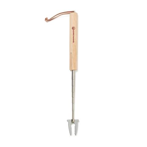 De grillspies is perfect voor gebruik boven een open vuur. De grillspies kan worden uitgeschoven door middel van een uitschuifbare handgreep. Prikvork en houten handvat. De weerhaken van de vork zijn zo ontworpen dat wat u grilt stevig vastzit aan de stok, zodat er geen voedsel in de grill of het vuur kan komen. Praktisch lederen koord om op te hangen. Uitgeschoven lengte: ca. 70 cm.