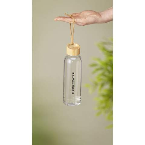 WoW! Bouteille d'eau réutilisable et recyclée. Le corps est composé à 100% de RPET. Avec bouchon à vis étanche en bambou auquel est fixé un cordon de transport pratique. Le design fin est particulièrement agréable à tenir. Ne passe pas au lave-vaisselle. Certifié GRS. Matière recyclée totale : 73%. Capacité 700 ml.
