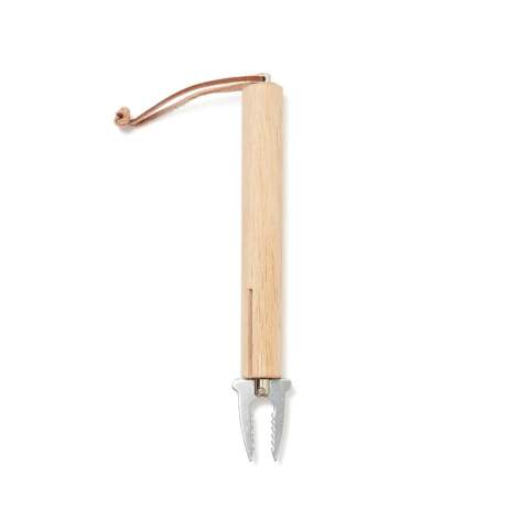 De grillspies is perfect voor gebruik boven een open vuur. De grillspies kan worden uitgeschoven door middel van een uitschuifbare handgreep. Prikvork en houten handvat. De weerhaken van de vork zijn zo ontworpen dat wat u grilt stevig vastzit aan de stok, zodat er geen voedsel in de grill of het vuur kan komen. Praktisch lederen koord om op te hangen. Uitgeschoven lengte: ca. 70 cm.
