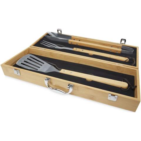 Bamboo 3-piece BBQ set with a shovel (42 x 9.5 cm), tong (46 x 2.2 cm), and fork (43 x 3.2 cm). The set is delivered in a bamboo gift box (51.5 x 18.2 x 7.2 cm). The handles and gift box are made of bamboo that is sourced and produced following sustainable standards.

