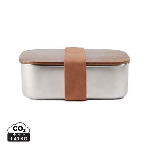 De Ciro RCS lunchbox van gerecycled roestvrij staal is een praktische en milieuvriendelijke lunchoplossing die is ontworpen met oog voor functionaliteit en milieubewustzijn. Het deksel, gemaakt van FSC®-gecertificeerd acaciahout, is voorzien van een handige PU-band met klittenbandsluiting voor veilig transport. Acaciahout is een organisch materiaal waarbij variaties in tint en kleur natuurlijke kenmerken zijn. Met deze lunchbox kun je gemakkelijk van je maaltijden genieten terwijl je een stap zet in het verminderen van het gebruik van wegwerpverpakkingen en plastic. Gecertificeerd door RCS (Recycled Claim Standard), de RSC certificering garandeert dat de hele toeleveringsketen van gerecyclede materialen gecertificeerd is. Het totale gerecyclede gehalte is gebaseerd op het totale productgewicht. Dit product bevat 39% RCS-gecertificeerd gerecycled roestvrij staal. Gemakkelijk schoon te maken. Alleen handwas. Inclusief FSC®-gecertificeerde kraftverpakking.