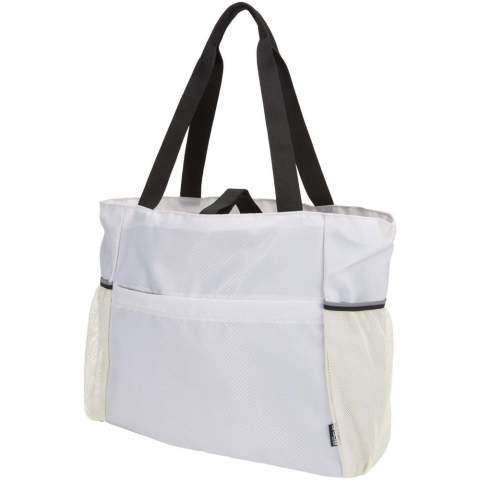 Le sac de yoga Nomad est fabriqué à partir d’un tissu ripstop recyclé certifié GRS avec une finition déperlante, une doublure en RPET certifiée GRS et des éléments réfléchissants. Il est conçu pour vous aider à rester organisé pendant les cours en studio, le farniente à plage ou les courses de tous les jours. Le sac est doté d’un compartiment principal zippé spacieux et de multiples poches d’organisation à l’intérieur et à l’extérieur. Les sangles élastiques avec fermeture auto-agrippante sur le dessus permettent de transporter un tapis de yoga ou un tapis de plage en toute sécurité. Ce sac peut contenir un tapis, une serviette, une bouteille d’eau, des vêtements de rechange et des objets personnels. Il convient donc aussi bien à la pratique qu’aux activités quotidiennes.