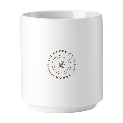 Stapelbare mok zonder oor, in een tijdloos design. Van hoogwaardig keramiek. Afgewerkt met een matte buitenzijde en hoogglans binnenzijde. Geschikt voor de meeste koffieapparaten. Vaatwasserbestendig. De opdruk is vaatwasmachine getest en gecertificeerd: EN 12875-2. Inhoud 200 ml. OPMERKING: De witte mok kan niet worden voorzien van een lasergravure omdat deze onvoldoende zichtbaar is.