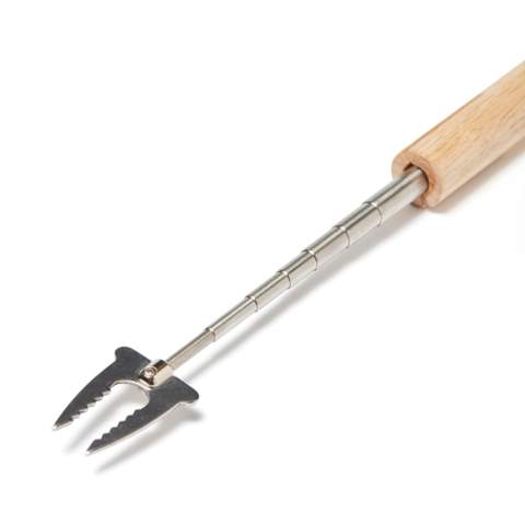 De grillspies is perfect voor gebruik boven een open vuur. De grillspies kan worden uitgeschoven door middel van een uitschuifbare handgreep. Prikvork en houten handvat. De weerhaken van de vork zijn zo ontworpen dat wat u grilt stevig vastzit aan de stok, zodat er geen voedsel in de grill of het vuur kan komen. Praktisch lederen koord om op te hangen. Uitgeschoven lengte: ca. 70 cm.