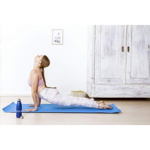 Tapis de yoga en matière EVA 4.0. Ce matériau doux et flexible offre un confort supplémentaire lors des séances d'exercice. Ce tapis de yoga offre une adhérence optimale, même si vous transpirez lors de votre entraînement. Léger et facile à transporter, avec une pochette et une sangle de transport. Ce tapis de yoga peut également être enroulé pour le ranger. Sans PVC.