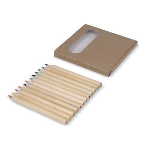 Ein Set mit 12 leuchtenden Buntstiften, hübsch verpackt in einer Kraftbox. Dieses Set ist ideal für kreative Projekte zu Hause, in der Schule oder unterwegs und eignet sich perfekt für Kinder und die die gerne zeichnen und malen. Kombiniert mit dem Öko-Digitaldruck ist es eine nachhaltige Option, die sowohl Spaß macht als auch umweltbewusst ist.
