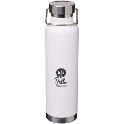 RCS-zertifizierte, doppelwandige Flasche aus recyceltem Edelstahl mit Vakuumisolierung aus Kupfer. Mit Schraubverschluss aus recyceltem Edelstahl und strapazierfähiger Trageschlaufe aus Edelstahl. Eine breite Öffnung zum bequemen Befüllen und Ausgießen. Fassungsvermögen: 650 ml. Präsentiert in einer Geschenkschachtel.