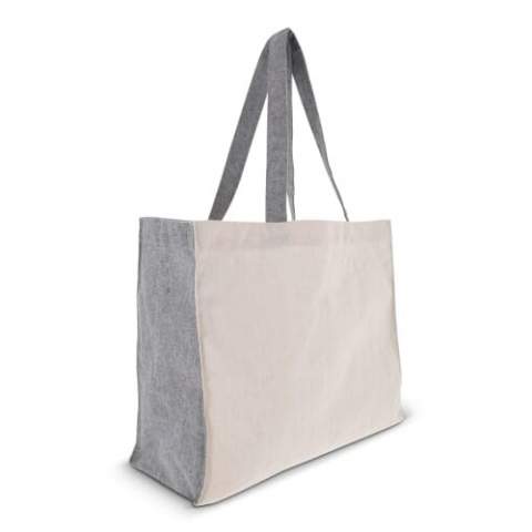 This bag is perfect for carrying your belongings. The handles allow you to easily carry the bag in either your hands or over your shoulder. It is made of a combination of OEKO-TEX® cotton and recycled cotton.
