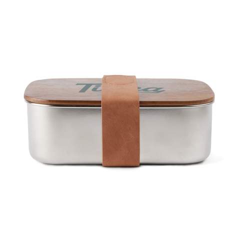De Ciro RCS lunchbox van gerecycled roestvrij staal is een praktische en milieuvriendelijke lunchoplossing die is ontworpen met oog voor functionaliteit en milieubewustzijn. Het deksel, gemaakt van FSC®-gecertificeerd acaciahout, is voorzien van een handige PU-band met klittenbandsluiting voor veilig transport. Acaciahout is een organisch materiaal waarbij variaties in tint en kleur natuurlijke kenmerken zijn. Met deze lunchbox kun je gemakkelijk van je maaltijden genieten terwijl je een stap zet in het verminderen van het gebruik van wegwerpverpakkingen en plastic. Gecertificeerd door RCS (Recycled Claim Standard), de RSC certificering garandeert dat de hele toeleveringsketen van gerecyclede materialen gecertificeerd is. Het totale gerecyclede gehalte is gebaseerd op het totale productgewicht. Dit product bevat 39% RCS-gecertificeerd gerecycled roestvrij staal. Gemakkelijk schoon te maken. Alleen handwas. Inclusief FSC®-gecertificeerde kraftverpakking.