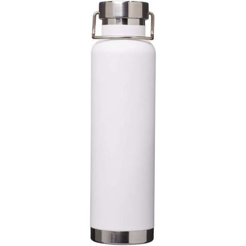 RCS-zertifizierte, doppelwandige Flasche aus recyceltem Edelstahl mit Vakuumisolierung aus Kupfer. Mit Schraubverschluss aus recyceltem Edelstahl und strapazierfähiger Trageschlaufe aus Edelstahl. Eine breite Öffnung zum bequemen Befüllen und Ausgießen. Fassungsvermögen: 650 ml. Präsentiert in einer Geschenkschachtel.