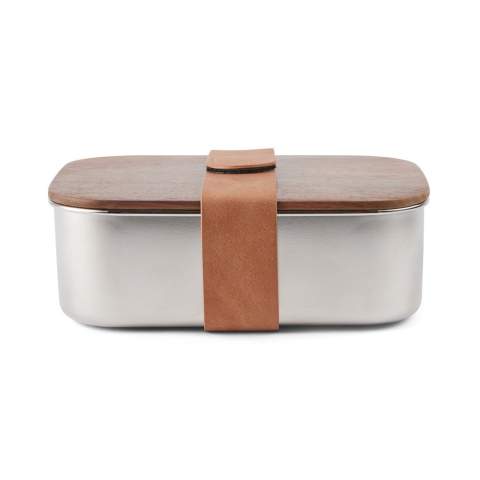 De Ciro RCS lunchbox van gerecycled roestvrij staal is een praktische en milieuvriendelijke lunchoplossing die is ontworpen met oog voor functionaliteit en milieubewustzijn. Het deksel, gemaakt van FSC®-gecertificeerd acaciahout, is voorzien van een handige PU-band met klittenbandsluiting voor veilig transport. Acaciahout is een organisch materiaal waarbij variaties in tint en kleur natuurlijke kenmerken zijn. Met deze lunchbox kun je gemakkelijk van je maaltijden genieten terwijl je een stap zet in het verminderen van het gebruik van wegwerpverpakkingen en plastic. Gecertificeerd door RCS (Recycled Claim Standard), de RSC certificering garandeert dat de hele toeleveringsketen van gerecyclede materialen gecertificeerd is. Het totale gerecyclede gehalte is gebaseerd op het totale productgewicht. Dit product bevat 39% RCS-gecertificeerd gerecycled roestvrij staal. Gemakkelijk schoon te maken. Alleen handwas. Inclusief FSC®-gecertificeerde kraftverpakking.
