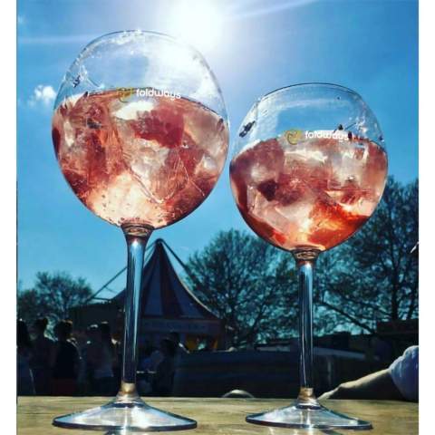 Plastic Gin-Tonic glass of the HappyGlass brand. This glass has a beautiful balloon chalice so that the traditional Gin Tonic can be served perfectly. Made from clear, transparent Tritan copolyester plastic. Virtually unbreakable and lightweight. Well suited for use on (sports) events, festivals and concerts where often there is a glass ban. This quality glass is suitable for multiple use. Washing by hand is recommended to preserve the imprint. Capacity 630 ml. Made in The Netherlands.