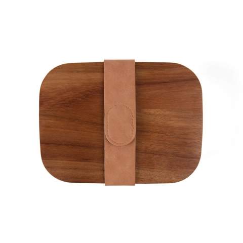 De Ciro RCS lunchbox van gerecycled roestvrij staal is een praktische en milieuvriendelijke lunchoplossing die is ontworpen met oog voor functionaliteit en milieubewustzijn. Het deksel, gemaakt van FSC®-gecertificeerd acaciahout, is voorzien van een handige PU-band met klittenbandsluiting voor veilig transport. Acaciahout is een organisch materiaal waarbij variaties in tint en kleur natuurlijke kenmerken zijn. Met deze lunchbox kun je gemakkelijk van je maaltijden genieten terwijl je een stap zet in het verminderen van het gebruik van wegwerpverpakkingen en plastic. Gecertificeerd door RCS (Recycled Claim Standard), de RSC certificering garandeert dat de hele toeleveringsketen van gerecyclede materialen gecertificeerd is. Het totale gerecyclede gehalte is gebaseerd op het totale productgewicht. Dit product bevat 39% RCS-gecertificeerd gerecycled roestvrij staal. Gemakkelijk schoon te maken. Alleen handwas. Inclusief FSC®-gecertificeerde kraftverpakking.