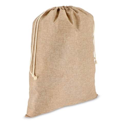 Verpacken Sie Ihre Geschenke in dieser geräumigen Geschenktasche im Jute-Stil mit Kordelzug. Die robuste und wiederverwendbare Tasche eignet sich perfekt für die Aufbewahrung und den Transport von großen Geschenken und verleiht Ihren Festtagen einen rustikalen, festlichen Charme. 