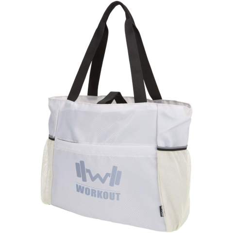 Le sac de yoga Nomad est fabriqué à partir d’un tissu ripstop recyclé certifié GRS avec une finition déperlante, une doublure en RPET certifiée GRS et des éléments réfléchissants. Il est conçu pour vous aider à rester organisé pendant les cours en studio, le farniente à plage ou les courses de tous les jours. Le sac est doté d’un compartiment principal zippé spacieux et de multiples poches d’organisation à l’intérieur et à l’extérieur. Les sangles élastiques avec fermeture auto-agrippante sur le dessus permettent de transporter un tapis de yoga ou un tapis de plage en toute sécurité. Ce sac peut contenir un tapis, une serviette, une bouteille d’eau, des vêtements de rechange et des objets personnels. Il convient donc aussi bien à la pratique qu’aux activités quotidiennes.