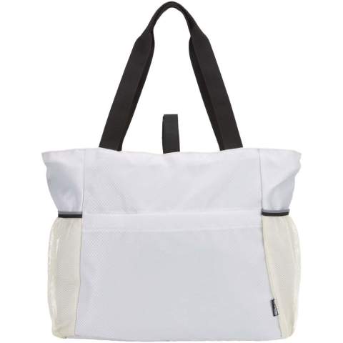 Le sac de yoga Nomad est fabriqué à partir d’un tissu ripstop recyclé certifié GRS avec une finition déperlante, une doublure en RPET certifiée GRS et des éléments réfléchissants. Il est conçu pour vous aider à rester organisé pendant les cours en studio, le farniente à plage ou les courses de tous les jours. Le sac est doté d’un compartiment principal zippé spacieux et de multiples poches d’organisation à l’intérieur et à l’extérieur. Les sangles élastiques avec fermeture auto-agrippante sur le dessus permettent de transporter un tapis de yoga ou un tapis de plage en toute sécurité. Ce sac peut contenir un tapis, une serviette, une bouteille d’eau, des vêtements de rechange et des objets personnels. Il convient donc aussi bien à la pratique qu’aux activités quotidiennes.