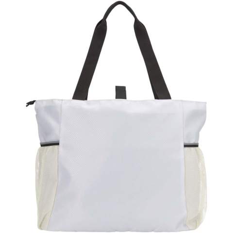 Le sac de yoga Nomad est fabriqué à partir d’un tissu ripstop recyclé certifié GRS avec une finition déperlante, une doublure en RPET certifiée GRS et des éléments réfléchissants. Il est conçu pour vous aider à rester organisé pendant les cours en studio, le farniente à plage ou les courses de tous les jours. Le sac est doté d’un compartiment principal zippé spacieux et de multiples poches d’organisation à l’intérieur et à l’extérieur. Les sangles élastiques avec fermeture auto-agrippante sur le dessus permettent de transporter un tapis de yoga ou un tapis de plage en toute sécurité. Ce sac peut contenir un tapis, une serviette, une bouteille d’eau, des vêtements de rechange et des objets personnels. Il convient donc aussi bien à la pratique qu’aux activités quotidiennes.