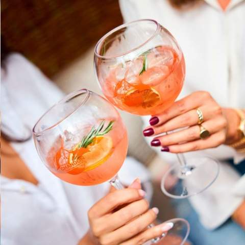 Plastic Gin-Tonic glass of the HappyGlass brand. This glass has a beautiful balloon chalice so that the traditional Gin Tonic can be served perfectly. Made from clear, transparent Tritan copolyester plastic. Virtually unbreakable and lightweight. Well suited for use on (sports) events, festivals and concerts where often there is a glass ban. This quality glass is suitable for multiple use. Washing by hand is recommended to preserve the imprint. Capacity 630 ml. Made in The Netherlands.
