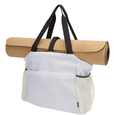 Le sac de yoga Nomad est fabriqué à partir d’un tissu ripstop recyclé certifié GRS avec une finition déperlante, une doublure en RPET certifiée GRS et des éléments réfléchissants. Il est conçu pour vous aider à rester organisé pendant les cours en studio, le farniente à plage ou les courses de tous les jours. Le sac est doté d’un compartiment principal zippé spacieux et de multiples poches d’organisation à l’intérieur et à l’extérieur. Les sangles élastiques avec fermeture auto-agrippante sur le dessus permettent de transporter un tapis de yoga ou un tapis de plage en toute sécurité. Ce sac peut contenir un tapis, une serviette, une bouteille d’eau, des vêtements de rechange et des objets personnels. Il convient donc aussi bien à la pratique qu’aux activités quotidiennes.