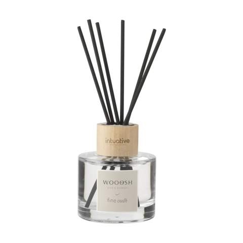 Un flacon de parfum décoratif en verre avec une touche de bois de la marque Wooosh. Ce flacon est rempli d’huile de parfum de Fine Oudh raffiné merveilleusement parfumée. Le parfum est absorbé en plaçant les bâtonnets dans le flacon de parfum et l'huile s'évapore progressivement. L’air s'emplit d’un arôme doux, boisé, fumé et mystérieux. Le bois d'oud est une essence de bois fascinante et précieuse. Dans la culture arabe et japonaise, l’oud possède une dimension spirituelle particulière dans de nombreux rituels. Ce parfum est associé à la séduction mais aussi au confort et à la protection. L'intensité de ce parfum peut être ajustée en plaçant plus ou moins de bâtonnets dans le flacon. Ce flacon est rempli de 75 ml d'huile de parfum et est livré avec 6 mini bâtonnets et une notice d'utilisation. Par pièce dans une Wooosh boîte cadeau luxueuse.