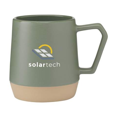 Mug avec anse, fabriqué en céramique de haute qualité et 5% de céramique recyclée. L'intérieur est recouverts d'une finition brillante. La partie inférieure de la tasse n'est pas émaillée et montre la céramique naturelle non traitée. Les variations naturelles de l'argile confèrent à ce mug un caractère unique. Passe au lave-vaisselle. Capacité 330 ml. NOTE : Le mug blanc ne peut pas être doté d'une gravure laser car elle n'est pas suffisamment visible.    Les mugs en céramique recyclée sont fabriqués en mélangeant des matières premières avec des fragments de mugs cassés ou inutilisables collectés dans la même usine. Ces composants mis au rebut sont finement broyés en poudre puis mélangés à des matières de base telles que le kaolin et le quartz avant d'être transformés en de nouveaux produits en céramique. Le produit final est généralement constitué de 5 à 10% de céramique recyclée pour garantir une qualité optimale. L'utilisation de céramiques recyclées favorise l'économie circulaire et réduit le besoin de nouvelles matières premières.