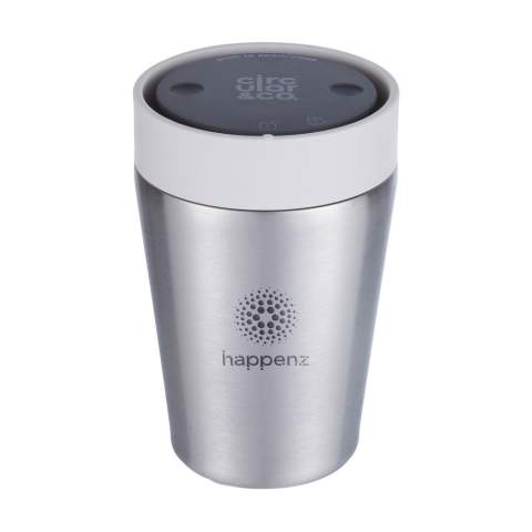 Doppelwandiger, wiederverwendbarer Kaffee-to-go-Thermosbecher mit Deckel von Circular&Co. Der Becher besteht zu 98% aus recyceltem Edelstahl. Der Deckel besteht aus PP und ist zu 100% recycelbar. Die isolierende Wirkung hält Ihr Getränk lange auf der richtigen Temperatur. Der Deckel dieser Kaffeebecher verfügt über besondere innovative Funktionen wie einen trust-lock™-Mechanismus und einen swift-click™-Verschluss. Zum Trinken den Deckel drücken. Klicken Sie auf den Deckel, um den Becher zu schließen und drehe um den Deckel zu verriegeln. Das geht ganz einfach mit einer Hand. Darüber hinaus verfügt der Deckel über eine klare Öffnungs- und Schließposition für ein noch besseres 360-Grad-Trinkerlebnis, sodass Sie aus jedem Winkel trinken können. Dieser ideale Becher ist daher 100% auslauf- und kleckerfrei und ideal für unterwegs. BPA-frei, Melamin-frei und lebensmittelecht. Spülmaschinengeeignet. Um den Aufdruck zu erhalten, wird Waschen von Hand empfohlen. Inklusive Gebrauchsanweisung. Fassungsvermögen 227 ml. Verpackt pro Stück.