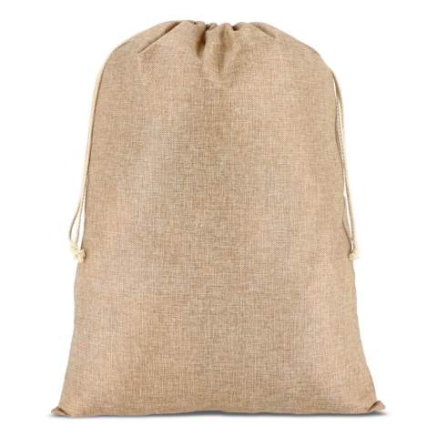 Verpacken Sie Ihre Geschenke in dieser geräumigen Geschenktasche im Jute-Stil mit Kordelzug. Die robuste und wiederverwendbare Tasche eignet sich perfekt für die Aufbewahrung und den Transport von großen Geschenken und verleiht Ihren Festtagen einen rustikalen, festlichen Charme. 