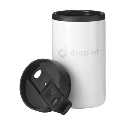 WoW! Mug isotherme à double paroi en acier inoxydable recyclé. Avec paroi intérieure en plastique, couvercle à vis et ouverture à clic. Dessous antidérapant. Ne passe pas au lave-vaisselle. Certifié RCS. Matière recyclée totale : 46%. Capacité 300 ml.     L'inox peut être recyclé de nombreuses fois tout en conservant en grande partie la qualité du matériau. En utilisant de l'acier inoxydable recyclé, on a besoin de moins de nouvelles matières premières. Cela signifie moins de consommation d'énergie et moins d'utilisation d'eau. Un choix responsable. Chaque article est fourni dans une boite individuelle en papier kraft marron.