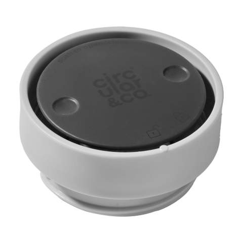 Doppelwandiger, wiederverwendbarer Kaffee-to-go-Thermosbecher mit Deckel von Circular&Co. Der Becher besteht zu 98% aus recyceltem Edelstahl. Der Deckel besteht aus PP und ist zu 100% recycelbar. Die isolierende Wirkung hält Ihr Getränk lange auf der richtigen Temperatur. Der Deckel dieser Kaffeebecher verfügt über besondere innovative Funktionen wie einen trust-lock™-Mechanismus und einen swift-click™-Verschluss. Zum Trinken den Deckel drücken. Klicken Sie auf den Deckel, um den Becher zu schließen und drehe um den Deckel zu verriegeln. Das geht ganz einfach mit einer Hand. Darüber hinaus verfügt der Deckel über eine klare Öffnungs- und Schließposition für ein noch besseres 360-Grad-Trinkerlebnis, sodass Sie aus jedem Winkel trinken können. Dieser ideale Becher ist daher 100% auslauf- und kleckerfrei und ideal für unterwegs. BPA-frei, Melamin-frei und lebensmittelecht. Spülmaschinengeeignet. Um den Aufdruck zu erhalten, wird Waschen von Hand empfohlen. Inklusive Gebrauchsanweisung. Fassungsvermögen 227 ml. Verpackt pro Stück.