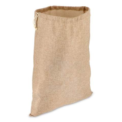 Verpacken Sie Ihre Geschenke in dieser geräumigen Geschenktasche im Jute-Stil mit Kordelzug. Die robuste und wiederverwendbare Tasche eignet sich perfekt für die Aufbewahrung und den Transport von großen Geschenken und verleiht Ihren Festtagen einen rustikalen, festlichen Charme. 