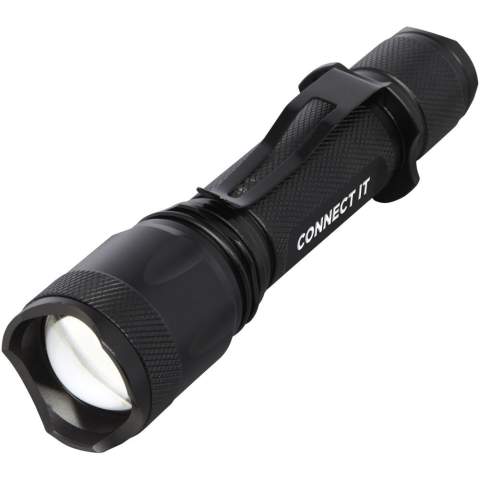 Ne tombez jamais à court de batterie avec cette lampe de poche tactique en aluminium, rechargeable et à haute puissance. Le boîtier solide en alliage d'aluminium noir offre un look tactique, avec une résistance aux chocs de 1 mètre. La lampe de poche est équipée d'un clip de ceinture pour un transport facile, et elle est étanche aux éclaboussures grâce à son indice IPX4. La LED de 5 W génère 300 lumens pendant 3 heures, et a une distance de faisceau de 200 mètres avec 5 modes d'éclairage différents : fort, moyen, faible, stroboscopique et SOS. La puissance élevée provient d'une batterie au lithium intégrée d'une capacité de 2 000 mAh. La lampe de poche a une taille de 14,5 x 3,4 cm et ne pèse que 170 grammes. Livrée avec un manuel d'instructions et emballé dans un coffret cadeau en carton recyclé d'une taille de 17,5 x 6 x 4 cm. La gravure au laser sur le corps en aluminium est recommandée.
