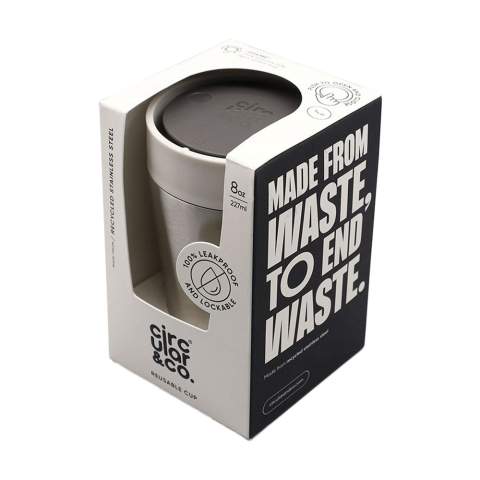 Doppelwandiger, wiederverwendbarer Kaffee-to-go-Thermosbecher mit Deckel von Circular&Co. Der Becher besteht zu 98% aus recyceltem Edelstahl. Der Deckel besteht aus PP und ist zu 100% recycelbar. Die isolierende Wirkung hält Ihr Getränk lange auf der richtigen Temperatur. Der Deckel dieser Kaffeebecher verfügt über besondere innovative Funktionen wie einen trust-lock™-Mechanismus und einen swift-click™-Verschluss. Zum Trinken den Deckel drücken. Klicken Sie auf den Deckel, um den Becher zu schließen und drehe um den Deckel zu verriegeln. Das geht ganz einfach mit einer Hand. Darüber hinaus verfügt der Deckel über eine klare Öffnungs- und Schließposition für ein noch besseres 360-Grad-Trinkerlebnis, sodass Sie aus jedem Winkel trinken können. Dieser ideale Becher ist daher 100% auslauf- und kleckerfrei und ideal für unterwegs. BPA-frei, Melamin-frei und lebensmittelecht. Spülmaschinengeeignet. Um den Aufdruck zu erhalten, wird Waschen von Hand empfohlen. Inklusive Gebrauchsanweisung. Fassungsvermögen 227 ml. Verpackt pro Stück.