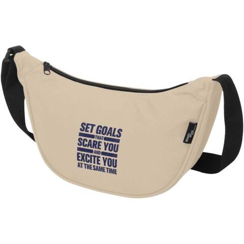 Sac banane tendance et déperlant en polyester recyclé. Il est doté d'un compartiment principal de taille convenable avec une poche zippée à l'intérieur pour ranger en toute sécurité les gadgets de tous les jours et les objets de valeur. Avec ses bretelles réglables de haute qualité, le sac banane Byron est un sac parfait pour un usage quotidien. Sans PVC. 