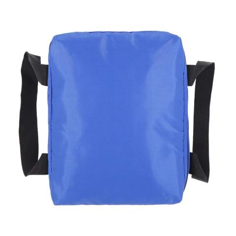Spacious cooler bag. Thanks to its sleek design, it can be packed efficiently. An ideal bag for a picnic, holiday or a day on the beach. The slightly glossy material combined with the extra wide handles give this bag a modern look.