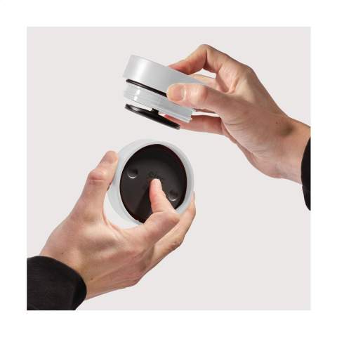Doppelwandiger, wiederverwendbarer Kaffee-to-go-Thermosbecher mit Deckel von Circular&Co. Der Becher besteht zu 98% aus recyceltem Edelstahl. Der Deckel besteht aus PP und ist zu 100% recycelbar. Die isolierende Wirkung hält Ihr Getränk lange auf der richtigen Temperatur. Der Deckel dieser Kaffeebecher verfügt über besondere innovative Funktionen wie einen trust-lock™-Mechanismus und einen swift-click™-Verschluss. Zum Trinken den Deckel drücken. Klicken Sie auf den Deckel, um den Becher zu schließen und drehe um den Deckel zu verriegeln. Das geht ganz einfach mit einer Hand. Darüber hinaus verfügt der Deckel über eine klare Öffnungs- und Schließposition für ein noch besseres 360-Grad-Trinkerlebnis, sodass Sie aus jedem Winkel trinken können. Dieser ideale Becher ist daher 100% auslauf- und kleckerfrei und ideal für unterwegs. BPA-frei, Melamin-frei und lebensmittelecht. Spülmaschinengeeignet. Um den Aufdruck zu erhalten, wird Waschen von Hand empfohlen. Inklusive Gebrauchsanweisung. Fassungsvermögen 227 ml. Verpackt pro Stück.